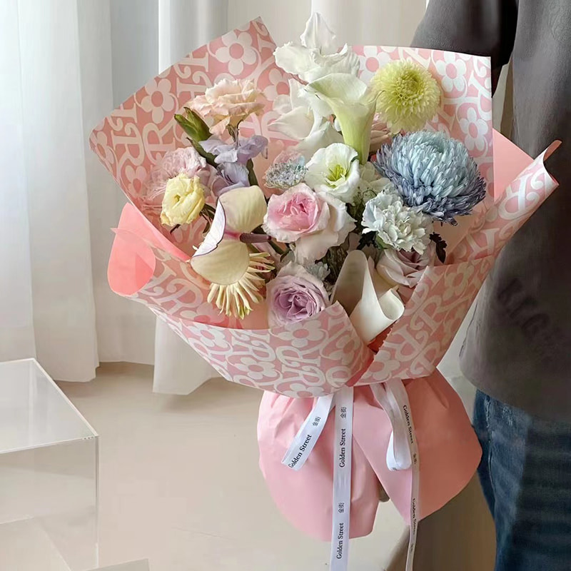 Papel de regalo de flores con estampado de flores de película mate