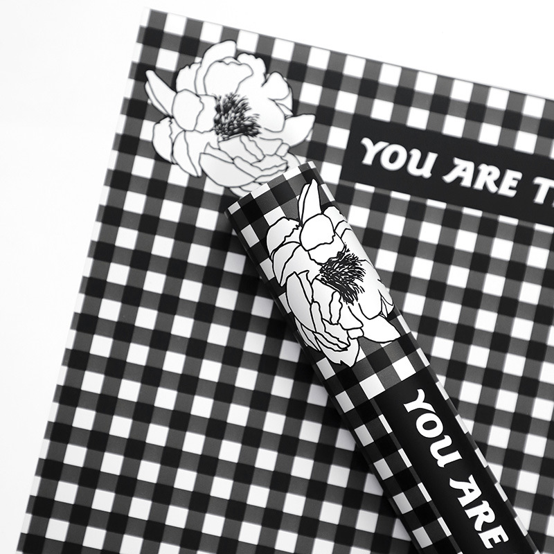 Papel de regalo de flores de plumas con patrón de cuadros