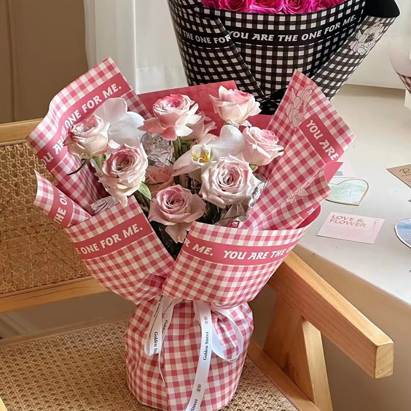 Papel de regalo de flores de plumas con patrón de cuadros