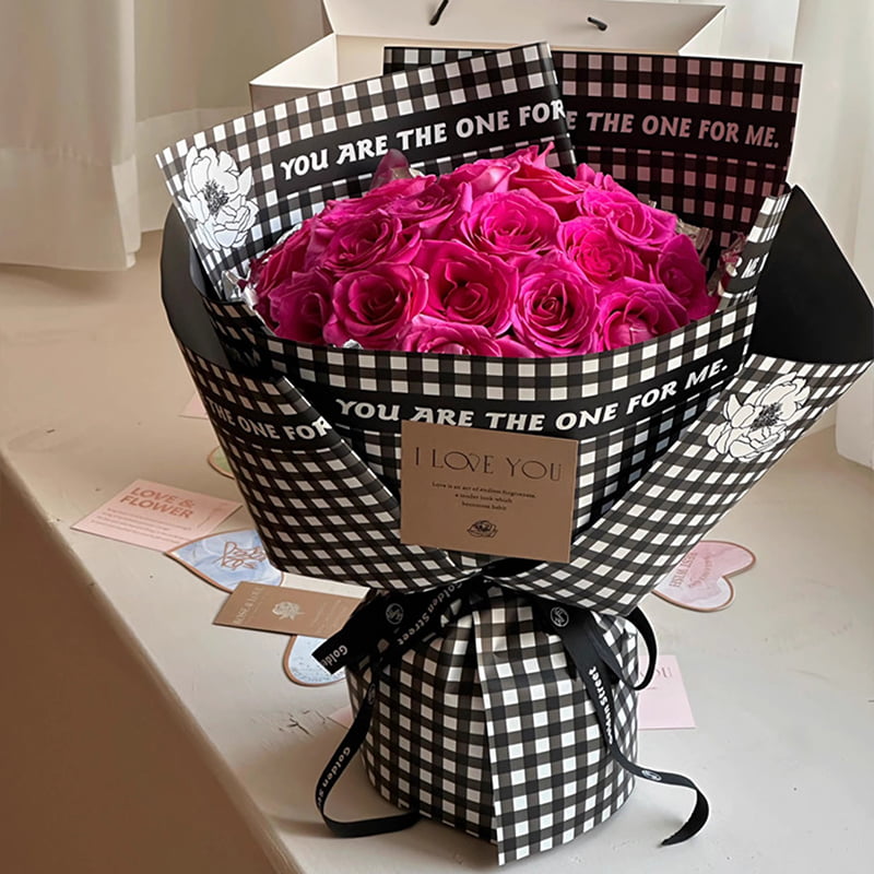 Papel de regalo de flores de plumas con patrón de cuadros
