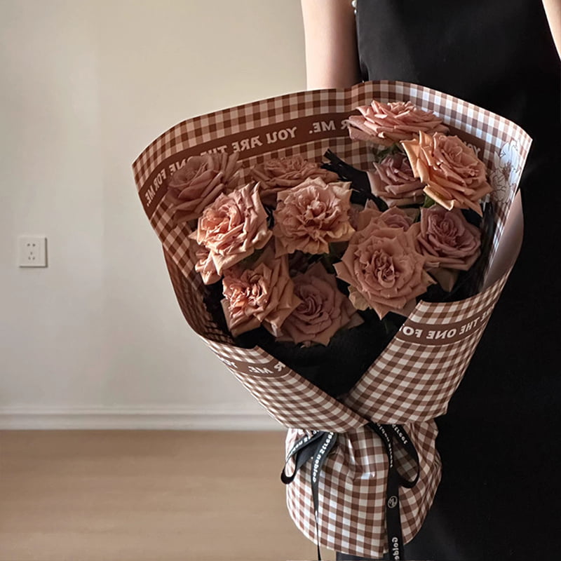 Papel de regalo de flores de plumas con patrón de cuadros