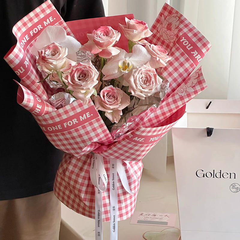 Papel de regalo de flores de plumas con patrón de cuadros