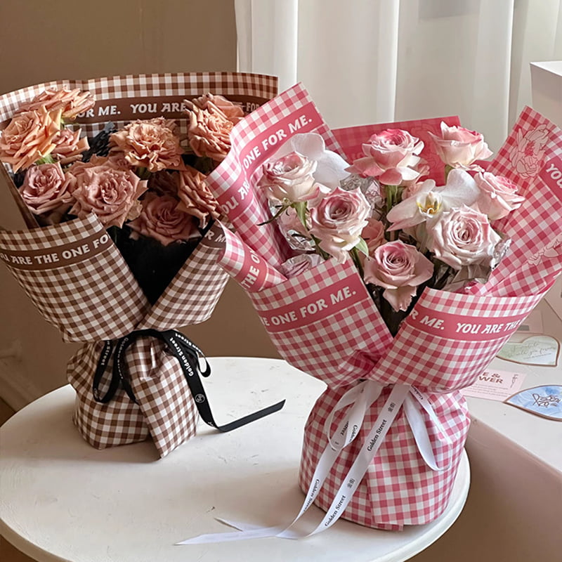 Papel de regalo de flores de plumas con patrón de cuadros