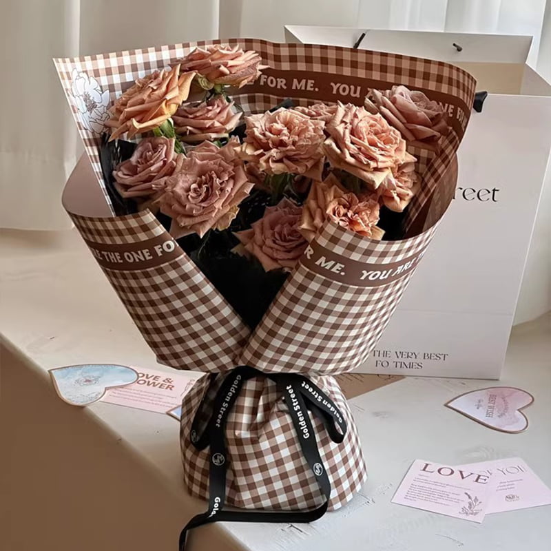 Papel de regalo de flores de plumas con patrón de cuadros