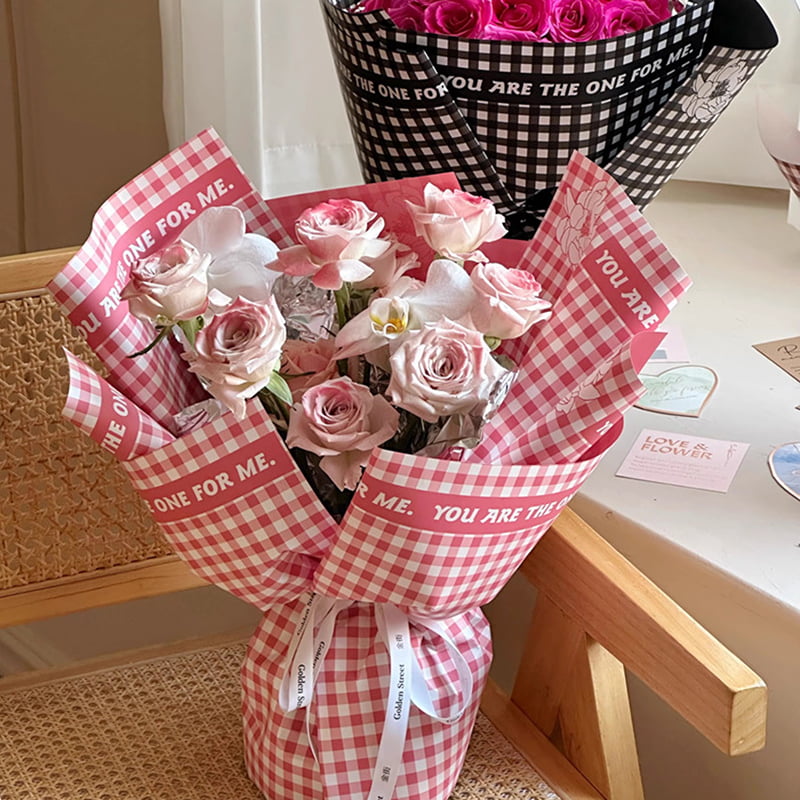 Papel de regalo de flores de plumas con patrón de cuadros