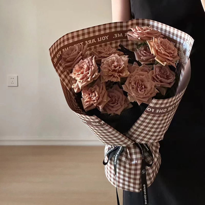 Papel de regalo de flores de plumas con patrón de cuadros