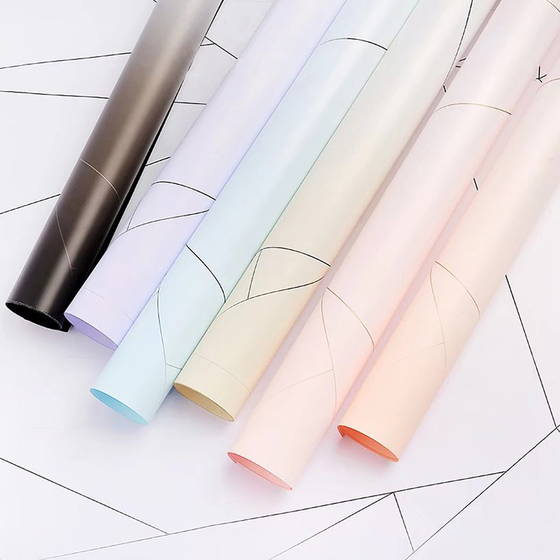 Papel floral de plástico opaco espesado.