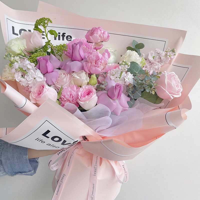 Papel de regalo de flores con letras suaves