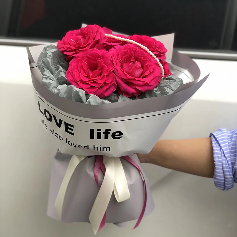 Papel de regalo de flores con letras suaves