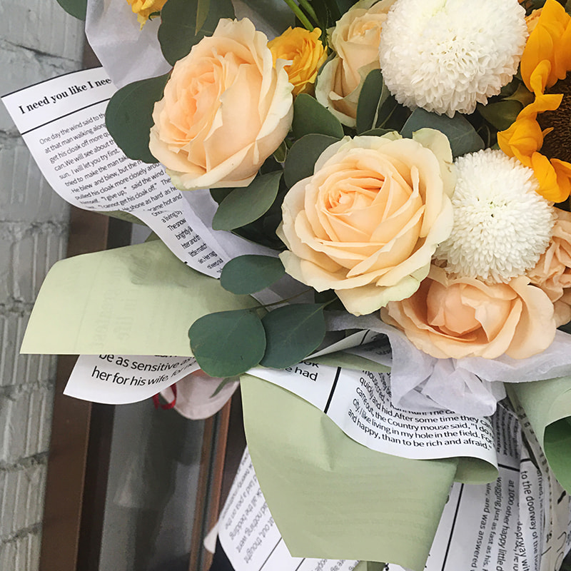 Papel de regalo de flores de periódico inglés