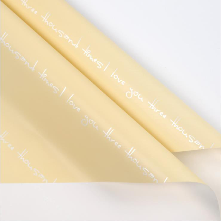 Papel de regalo con estampado de ramo romántico