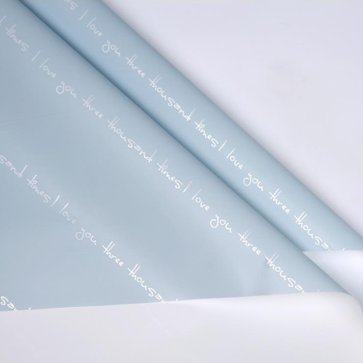 Papel de regalo con estampado de ramo romántico
