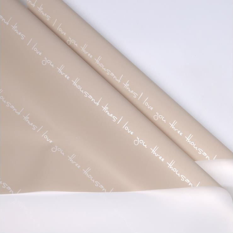 Papel de regalo con estampado de ramo romántico