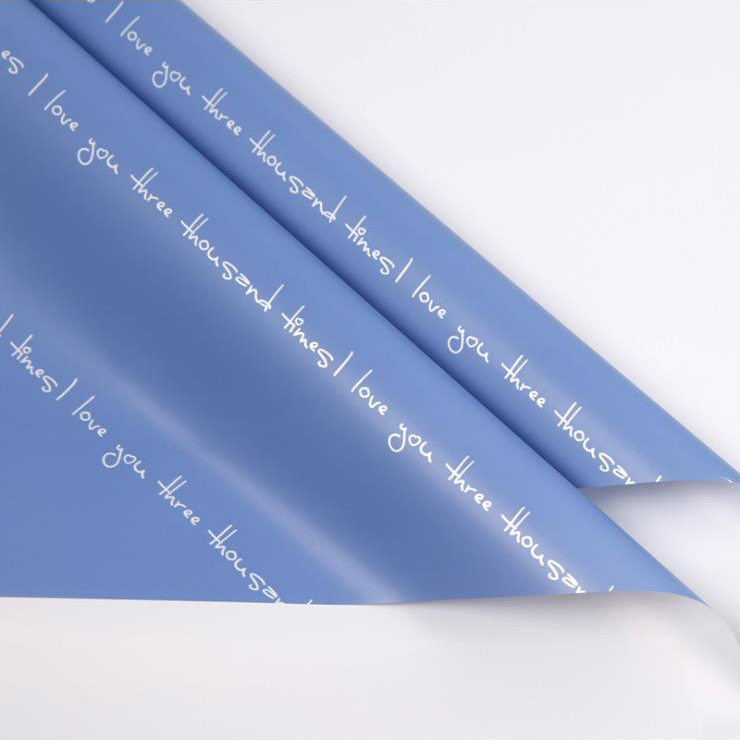 Papel de regalo con estampado de ramo romántico