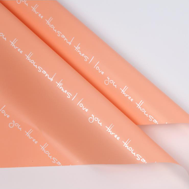 Papel de regalo con estampado de ramo romántico