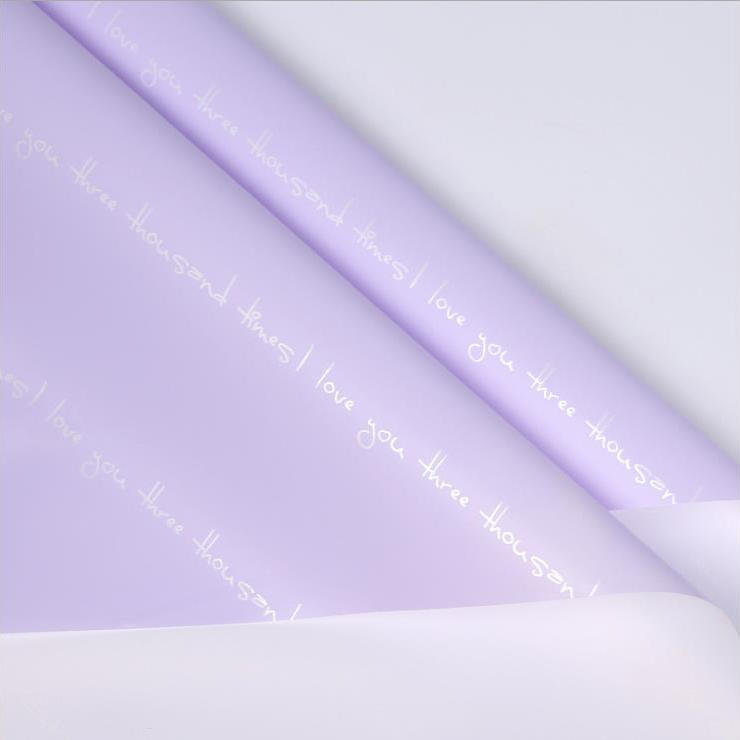 Papel de regalo con estampado de ramo romántico