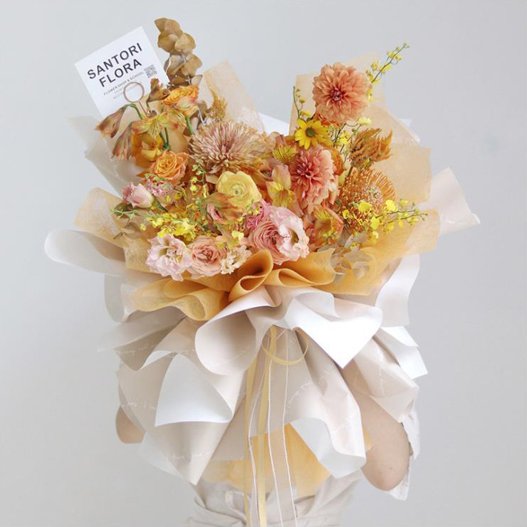 Papel de regalo con estampado de ramo romántico