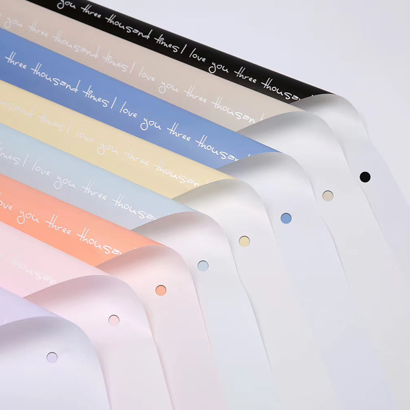 Papel de regalo con estampado de ramo romántico