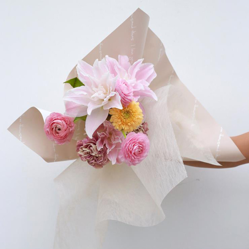 Papel de regalo con estampado de ramo romántico